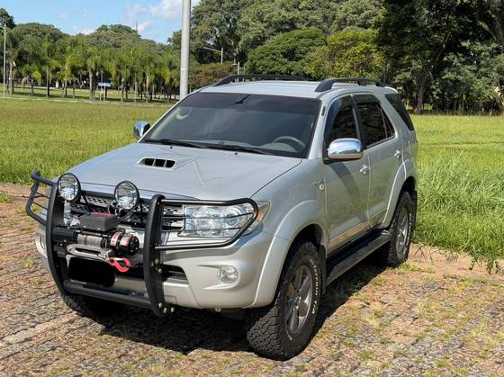 TOYOTA HILUX SW4 3.0 SRV 4X4 7 LUGARES 16V TURBO INTERCOOLER DIESEL 4P AUTOMÁTICO